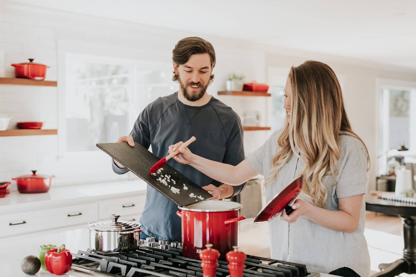 Cuisine relookée avec Coverstyl — façades, plan de travail et crédence transformés sans travaux
