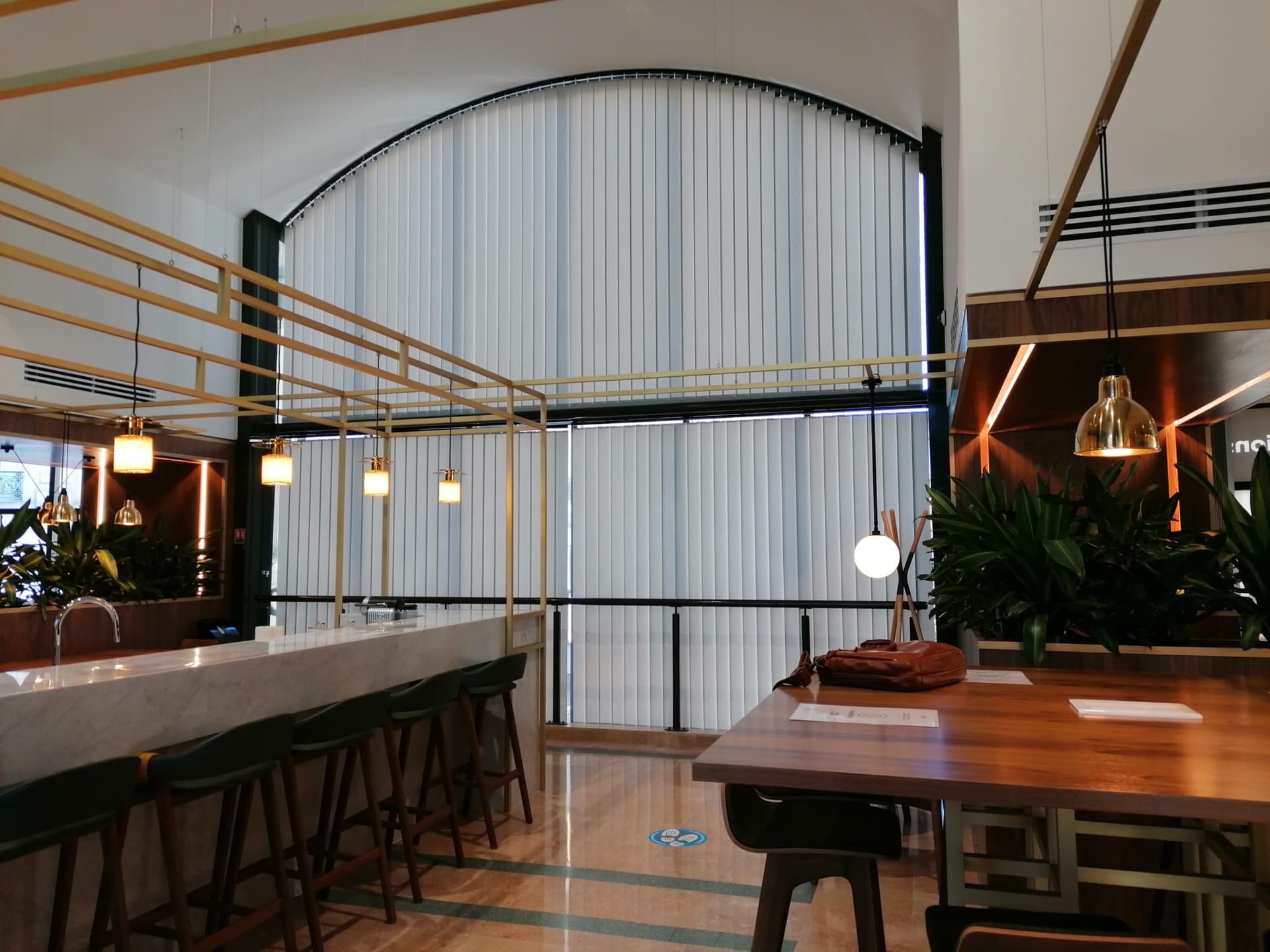 Façade vitrée équipée de stores à bandes verticales